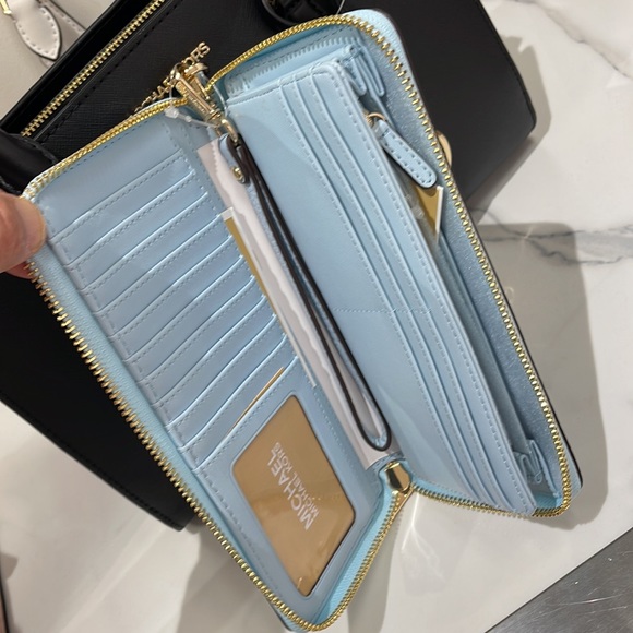 MICHAEL KORS LARGE TRAVEL CONTINENTAL WRISTLET WALLET PHONEHOLDER 
Vista Blue - Picture 10 of 16